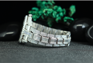 Reloj de Cuarzo de Lujo para Hombre con Incrustaciones de Diamantes |   Reloj de pulsera de acero inoxidable con pavé de diamantes de imitación |   Reloj de Joyería con Esfera Azul y Logotipo Personalizado - Product Image 3