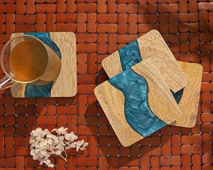 Ensemble de sous-verres en bois naturel et résine bleue, design contemporain, écologique, forme personnalisée, faits à la main, promotionnels - Product Image 5
