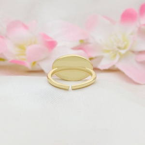Vente en gros de bagues œil porte-bonheur ovales en argent sterling 925 plaqué or 14 carats avec émail blanc et vert, Memoria Jewels - Product Image 3