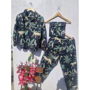 Conjunto de pijama de algodón con estampado de leopardo de la selva de medianoche para mujer, camisa de manga larga y pantalones, conjunto de descanso premium con bolsa - Product Image 1