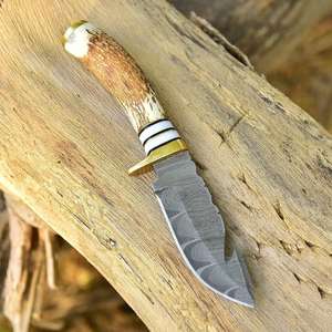 Couteau de chasse et de camping artisanal en acier Damas avec hameçon à éviscérer, étui en cuir, personnalisable OEM, style cowboy - Product Image 1