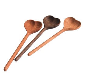 Cuillère d'ustensiles de cuisine en bois de vente chaude en forme de coeur ustensiles de cuisine en bois polyvalents et cuillère de service en bois naturel 2024 dernière conception - Product Image 1