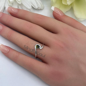 Anillo de Moldavita Certificado de Grado A Auténtico |   Moldavita auténtica de la República Checa, Chlum |   Plata de Ley 925 con Oro Rosa de 18K - Product Image 1