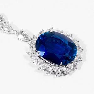 เครื่องประดับชั้นสูง ทองคำขาว 14K ไพลินสีน้ำเงินทรงคุชชั่น 41.35 กะรัต เพชรเลี้ยงในห้องปฏิบัติการ ฝังแบบหนามเตย รับรองโดย IGI สร้อยคอเจ้าสาวสุดหรู - Product Image 2