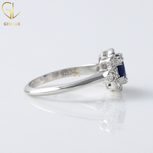 Anillo de Compromiso Vintage Art Deco con Zafiro Azul, Diamante Redondo y Moissanita, Diseño de Inspiración Victoriana en Oro de 18K - Product Image 4