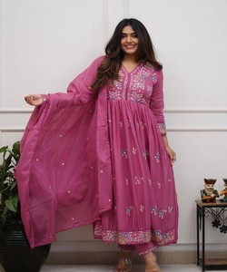Kurta / Kurti traditionnel en coton pour femmes avec dupatta verte brodée, séchage rapide, protection solaire pour les occasions festives - SHAGUN 85246 - Product Image 2