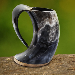 Corne à boire artisanale en corne de buffle, style médiéval, pour bière, personnalisable avec gravure - Product Image 4
