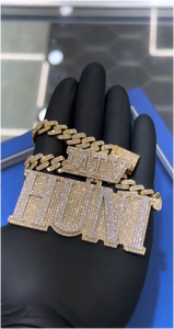 Collier personnalisé avec pendentif grande plaque nominative, lettres initiales, serti de pierres Moissanite, pour femme - Product Image 3