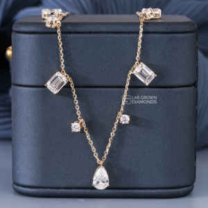 จี้ทองคำขาว 14K ประดับมรกตทรงรี ทรงหยดน้ำ และทรงกลม พร้อมเพชรโมอิสซาไนต์สำหรับผู้หญิง หรูหรา น้ำหนักรวม 5.02 กะรัต น้ำหนัก 5.65 กรัม คุณภาพดี - Product Image 4