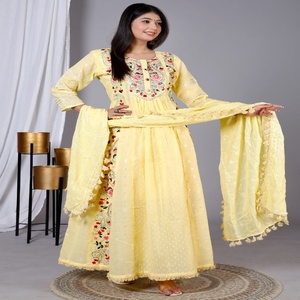 Elegante Conjunto de Kurta Anarkali de Algodón Amarillo con Bordado Floral y Dupatta para Bodas, Fiestas, Playa y Ropa Étnica - Product Image 4