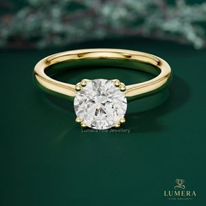 Bague de fiançailles de luxe en or jaune avec diamant solitaire rond brillant cultivé en laboratoire, style classique - Product Image 2