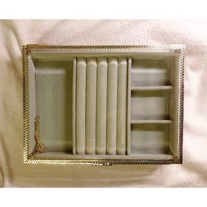 Élégant meuble de rangement qui améliore instantanément votre espace vestiaire. Le verre transparent crée un effet de présentation ouvert et aérien. - Product Image 2