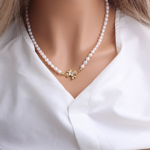 Collier en perles d'eau douce avec nœud de fée super luxueux, design féminin luxueux, sensation haut de gamme - Product Image 1