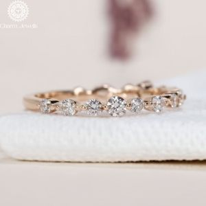 Bague de fiançailles classique pour femme Charm Jewells, trois pierres en moissanite taille coussin, monture à griffes en argent 18 carats, certifiée IGI, 3g - Product Image 1