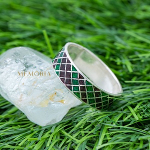 Vente en gros de bagues vintage unisexes en argent sterling 925 avec motif géométrique en émail rouge et vert, bijoux Memoria - Product Image 1