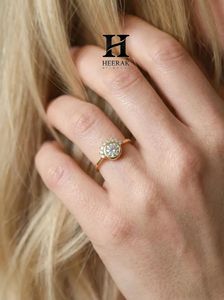 Anillo de compromiso de lujo con diamante cultivado en laboratorio de corte redondo, engaste de bisel, oro amarillo de 14K, diseño de rayos de sol y media corona, venta al por mayor - Product Image 5