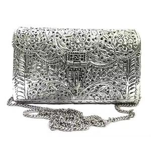 Bolso de Mano Rectangular Elegante de Metal Plateado Hecho a Mano God Grace Craft, Bolso de Noche con Grabado Floral para Mujer, para Bodas, Cócteles y Fiestas - Product Image 4