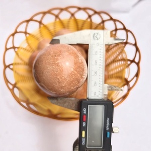 ลูกบอลแกะสลักหินมูนสโตนพีชพรีเมียม ลายธีมความรัก สำหรับขายส่งเครื่องประดับและของตกแต่ง - Product Image 4