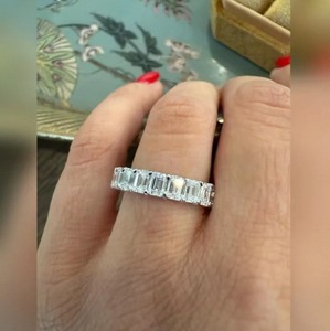Anillo de Diamante Cultivado en Laboratorio con Corte Esmeralda de Lujo para Mujer, Anillo de Compromiso, Boda o Aniversario en Oro Sólido de 9K, 14K o 18K - Product Image 1