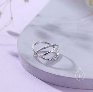 แหวนไขว้ตอกในแหวนไขว้เงินแท้ X แหวนครอสโอเวอร์ขนาดแหวนรูปทรงเรขาคณิตและมินิมอล - Product Image 4