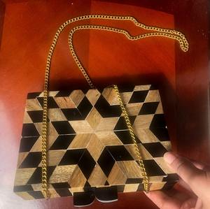 Bolso de Mano Ecológico de Madera con Diseño Geométrico y Cadena Dorada, Hecho a Mano, Diseño Moderno, Regalo Promocional Novedoso - Product Image 1