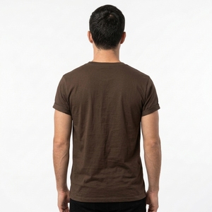 Camiseta Gráfica Botánica Marrón para Hombre con Ilustración de Rama de Pino Verde, Estilo Minimalista Inspirado en la Naturaleza, Moda Casual Urbana - Product Image 2