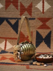 Pochette de Soirée Luxe en Laiton Faite à la Main pour Femme, Élégante avec Perles et Pompon, Idéale Mariage et Fêtes, Design Traditionnel - Product Image 4