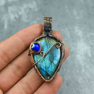 Magnifique pendentif artisanal en fil de laiton enroulé autour de pierres de labradorite en forme de poire de 35 mm, ensemble de bijoux tendance et cadeau d'anniversaire - Product Image 1