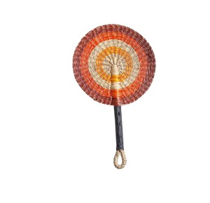Éventail artisanal en jonc de mer tressé, durable, orange, brun et beige, à motifs ethniques, pour la décoration intérieure et les murs. - Product Image 1