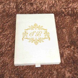 Boîte d'invitation de mariage de luxe en soie ivoire avec carte en acrylique transparent, monogramme en feuille d'or, cadre baroque, suite personnalisée - Product Image 1