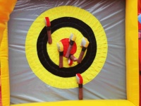 Haches gonflables commerciales jeux de lancer jeu de tir de sport gonflable aire de sport interactive pour adultes en plein air