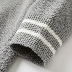 Cardigan en tricot gris personnalisé avec logo pour homme, col en V unisexe, uniforme scolaire, avec bordure côtelée rayée, OEM ODM - Product Image 3