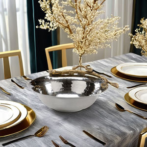 Bol en métal fait main avec bord ondulé organique, forme design pour une décoration moderne et luxueuse de la maison, idéal pour servir des aliments ou offrir en cadeau - Product Image 6