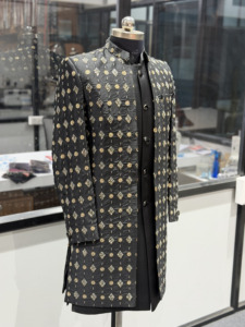 Sherwani Traditionnel Noir Brodé de Luxe pour Hommes, Tenue de Mariage Indo-Occidentale de Créateur avec Broderies Dorées pour Cérémonie Sangeet - Product Image 5