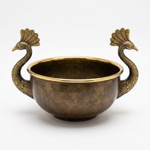 Bol décoratif en laiton antique Mayura avec poignées sculptées, fait main, 34 cm, pour la décoration de la maison, les hôtels et les mariages - Product Image 1