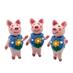 Jouet en feutre écologique fait main traditionnel en forme de cochon avec gilet fleuri, décoration murale intérieure de Noël en laine, style dessin animé - Product Image 1