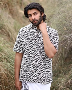 Camisa de algodón hecha a mano para hombre, con estampado tradicional, manga corta, estilo casual para verano, con botones, ideal para resort y playa. - Product Image 3