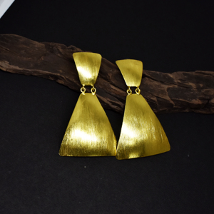Divyansh Gems Jewellers Boucles d'oreilles pendantes géométriques en argent sterling, dorées, faites à la main, triangle, pour femmes, luxe moderne - Product Image 2