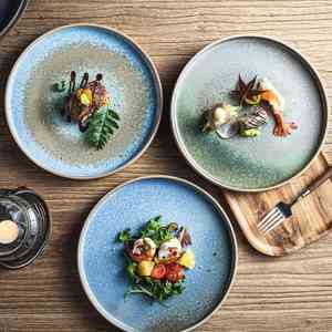 Assiette plate en céramique à glaçure réactive, faite à la main, en grès marbré dégradé effet four, pour restaurant et hôtel - Product Image 1