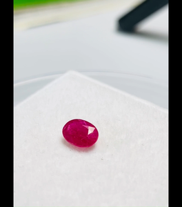 Rubí Natural Certificado por IGI, Corte Ovalado, 1.46 CTS, 7.91*6.05*3.12 MM, Color Rojo Premium, Excelente Brillo, Origen Mozambique, Gema para - Product Image 3