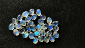 Cabujón de Piedra Lunar Arcoíris Natural 12x16mm Forma Ovalada Fuego Azul Gema Suelta con Base Plana para Fabricación de Joyas - Product Image 3