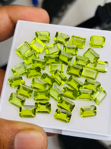 Peridotos naturales con corte esmeralda de 8.0*6.0MM, 57.70 quilates por lote, calidad AAA, brillo AAA, perfectos para tallar y pulir a precio económico. - Product Image 2