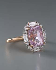 Anillo de compromiso de lujo con zafiro rosa talla cojín y halo de diamantes baguette y redondos en plata 925, estilo vintage, para ella - Product Image 2