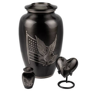 Urne funéraire en aluminium noir avec motif drapeau américain et d'aigle gravé, incluant un coffret souvenir en forme de cœur et un mini-urne assortie. - Product Image 1