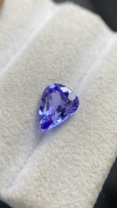 Pierre précieuse naturelle certifiée Tanzanite taille poire avec excellente couleur et lustre, Zoisite naturelle 1,96 carat, clarté loupe, pierre brute - Product Image 3