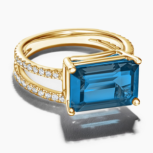 Anillo de cóctel de oro amarillo de lujo para mujer con topacio azul de corte esmeralda y banda de diamantes pavé - Product Image 1