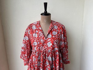 Vestido midi bohemio rojo con estampado floral a mano, cuello con lazo, mangas abullonadas y volantes, vestido casual de verano tejido para mujer. - Product Image 1