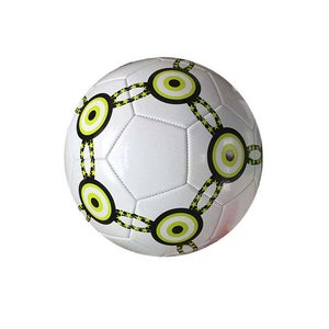 Balón de Fútbol Blanco CORE FIELD con Patrón de Círculos Concéntricos Verdes y Negros, Ecológico, Resistente, para Entrenamiento en Interiores/Exteriores - Product Image 6