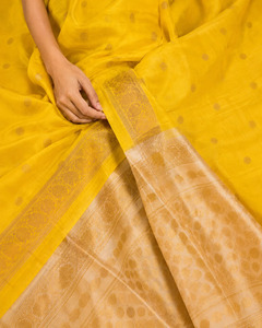 Sari en soie pure tissé à la main, jaune or lumineux, avec pallu en tissu Zari et brocart Banarasi, pour fêtes et cérémonies traditionnelles indiennes - Product Image 5