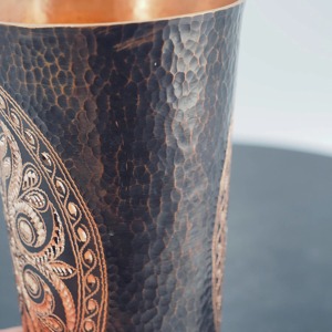 Mug de luxe noir gravé, idéal pour les occasions spéciales, les réceptions, le service des invités et la dégustation à la maison, ou comme cadeau. - Product Image 4